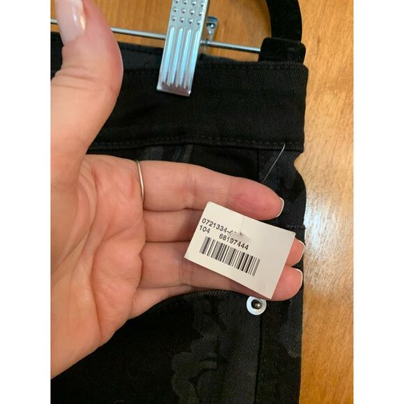 Purple & More Bermuda Shorts Black Gray Floral Women's Size 6 NWT - Picture 3 of 7